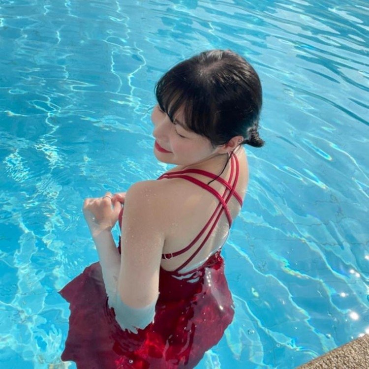 김하나 치어리더 빨간 수영복 가슴골 아찔몸매 